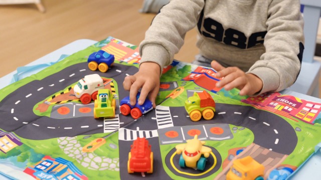 JOYIN 16 Piezas Coches de Dibujos Animados, Juego de Coches de Goma Suave, Mini vehículos de Juguete para bebés, Coches de Juguete para baño para niños y niñas, Regalo de cumpleaños de