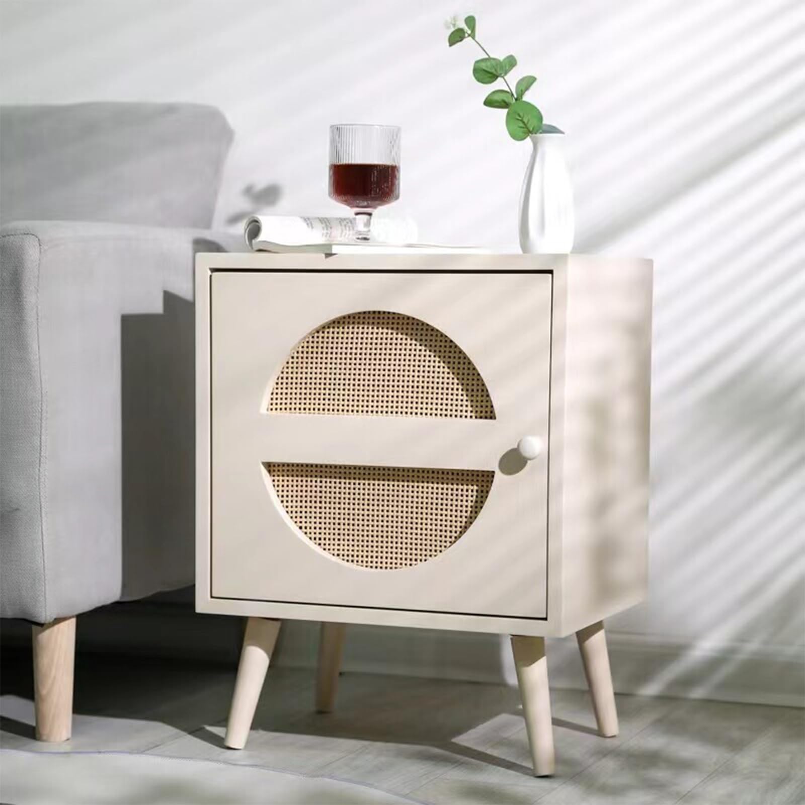 Versatile Comodino con anta ventilata e quattro gambe angolari