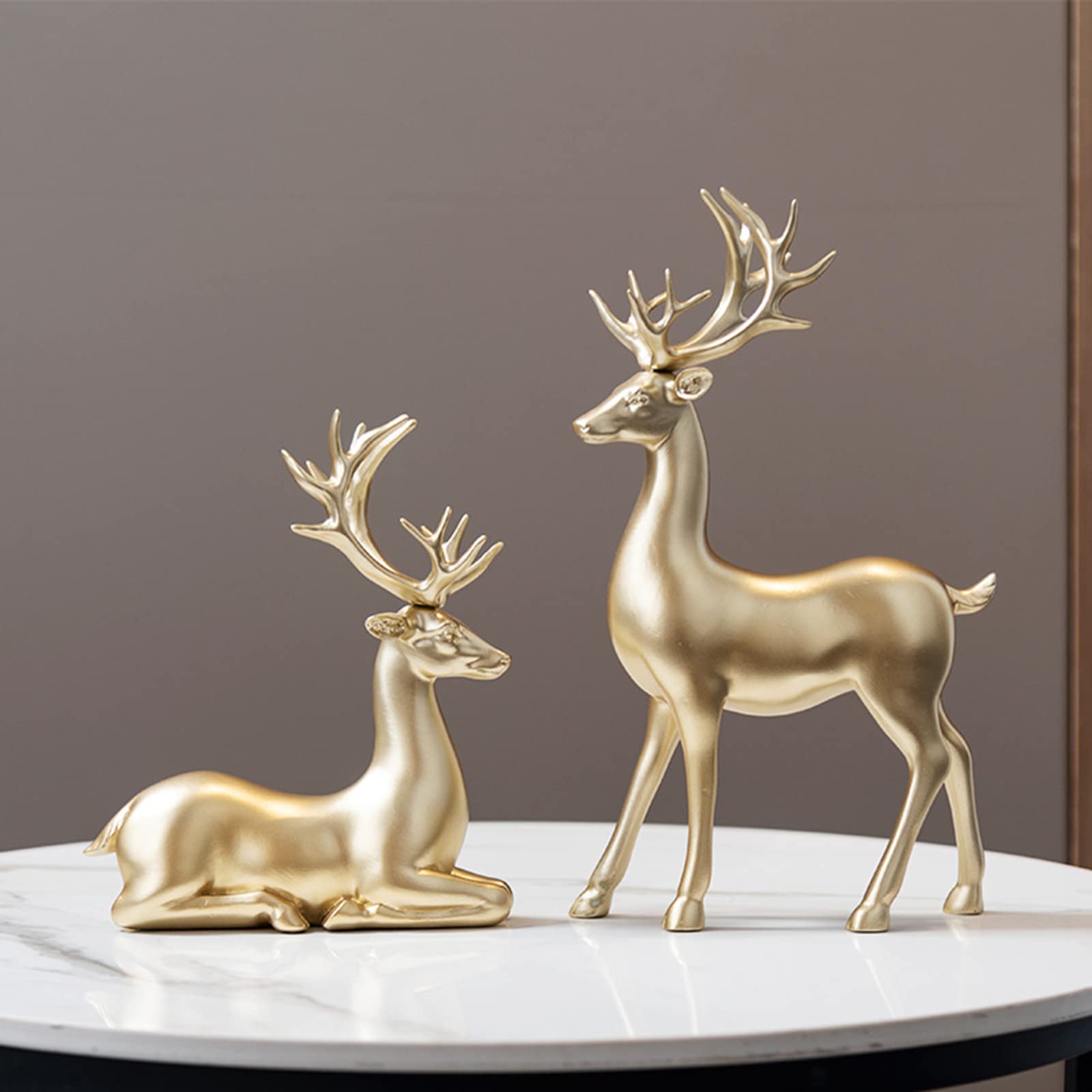 Set di 2 Statuette di Cervo Natalizio con Decorazione Natalizia,Scultura in Resina di Renna in Piedi E Seduta,Decorazioni Natalizie E Natalizie per La Casa,Forniture per Centrotavola Natalizio