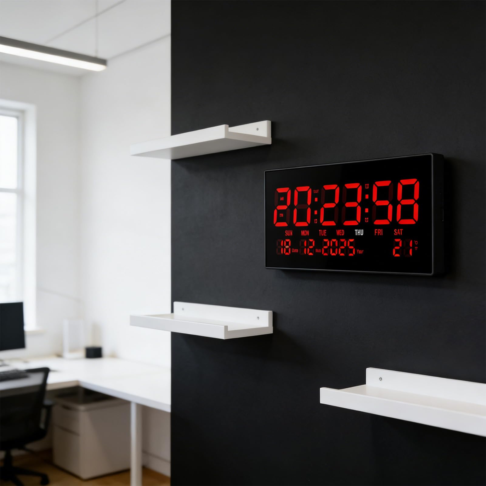 Jectse Digitale Wanduhr, LED-Digitaluhr mit Großem Display und Kalender, Geräuschloser Ausschaltspeicher, Plug-in-Wand-Digitaluhr für Wohnzimmer, Studium, Schule