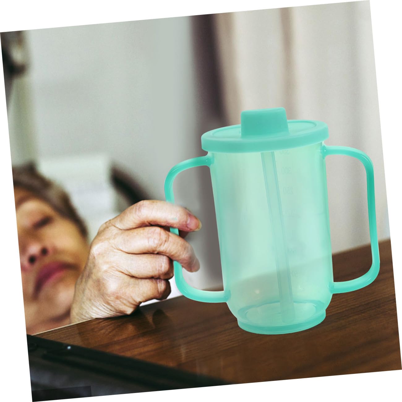 SECFOU 2 Stück Auslaufsicherer Pflege trinklernbecher mit Strohhalm Bruchsicher Lebensmittelecht für Senioren Patienten und Behinderte Erleichtert Sicheres Trinken ohne Verschütten und