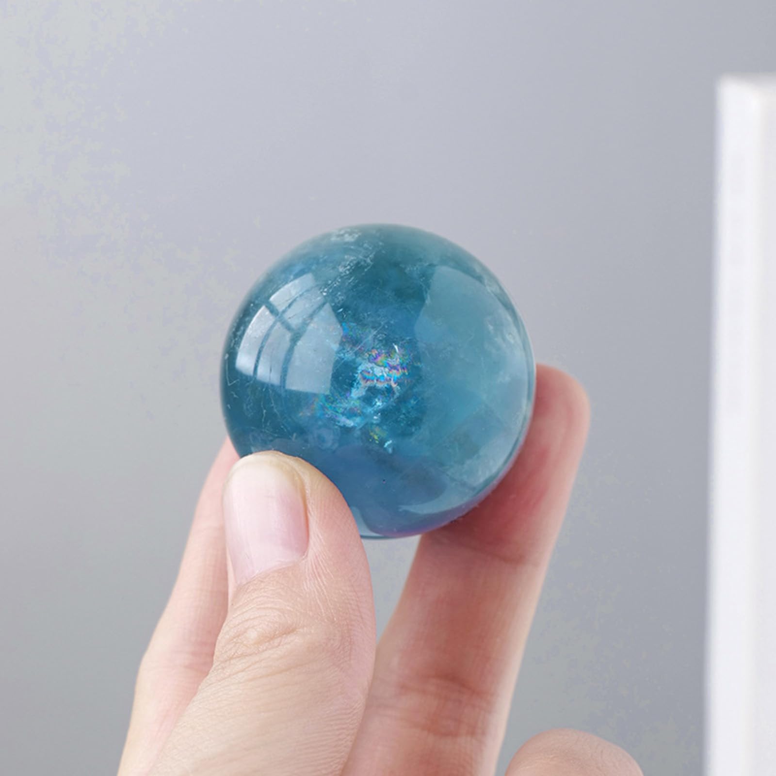 Bola de Cristal de Fluorita Azul con Soporte, Bola de Piedra Preciosa de Esfera de Cristales Naturales, Bola Redonda de Piedra Pulida de Energía Curativa, Decoración del Hogar,60~70mm