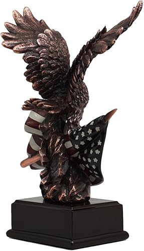 Miniatura 5 de Gifts & Decor Ebros Wings of Glory - Figura patriótica de águila calva que se aferra a la bandera estadounidense, estatua de bronce galvanizada de