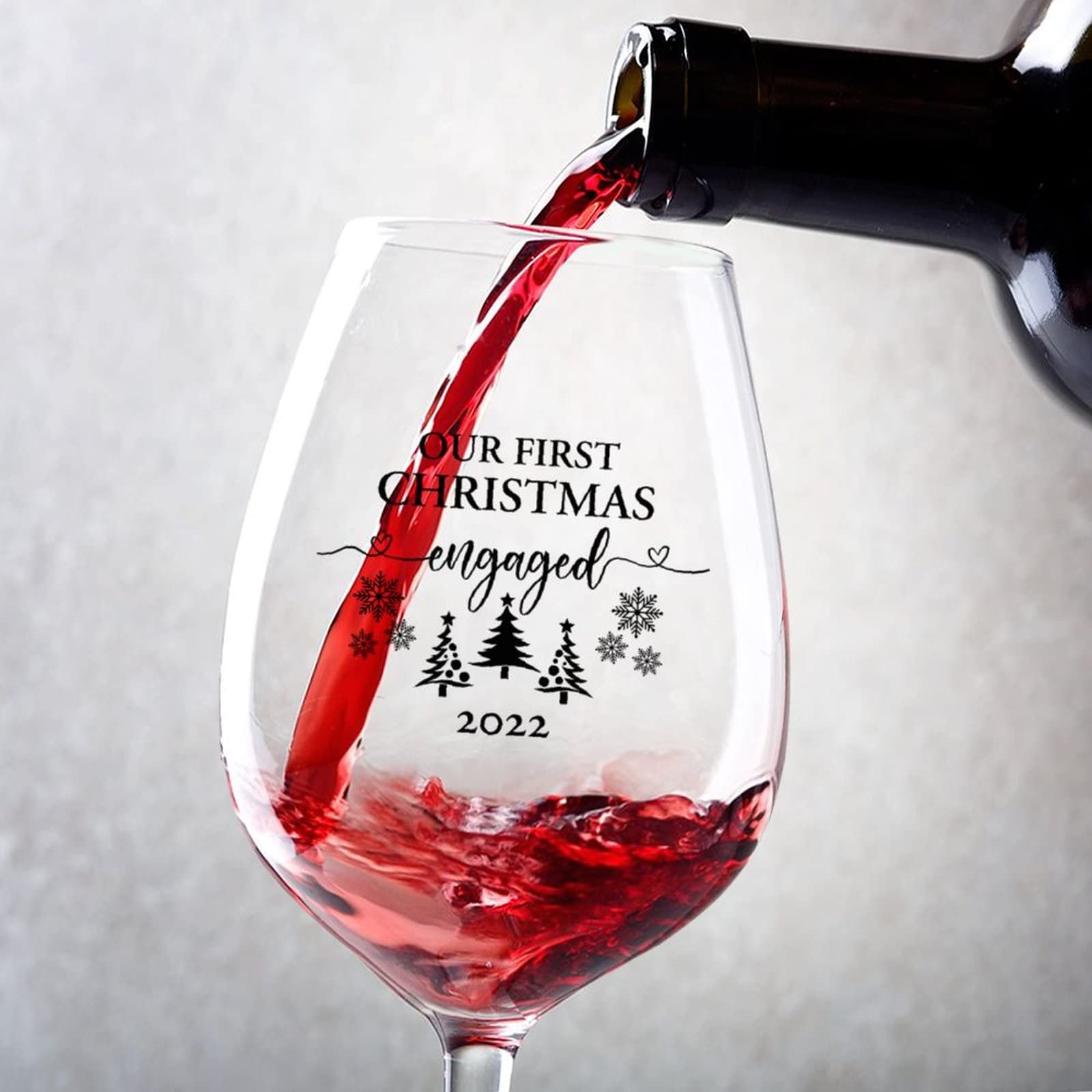 Verres à vin rouge Our First Christmas Engaged 2023 : cadeau de fiançailles idéal en lot de 2