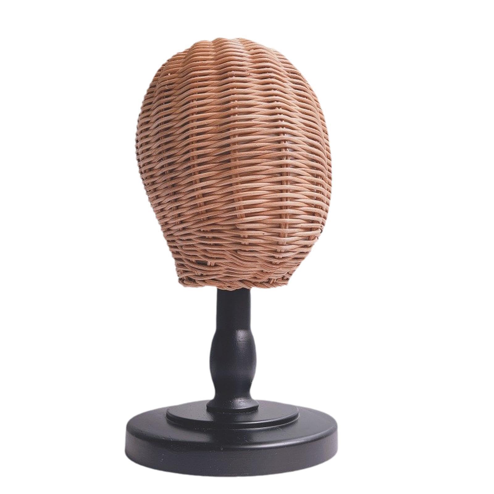 Innovativo espositore in rattan con testa di manichino per riporre con stile parrucche, sciarpe e cappelli sulle scrivanie dei saloni. Espositore per