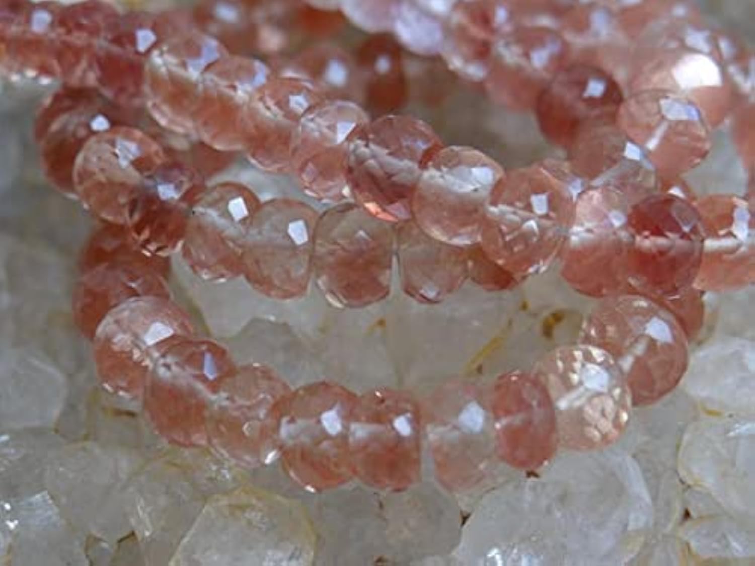 Pierre de soleil oregon rose schiller unique pour joaillerie artisanale haut de gamme en perles