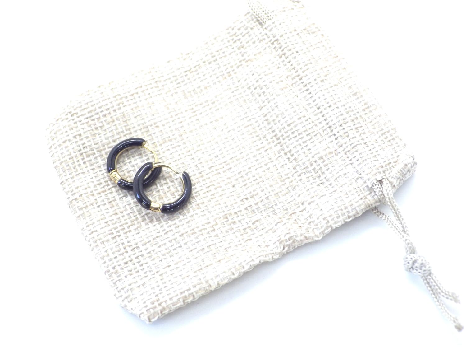 Boucles d’oreilles créoles noires en émail et acier inoxydable plaqué or 18K, diamètre 16 mm – bijou artisanal fait main en France, chic, léger et résistant