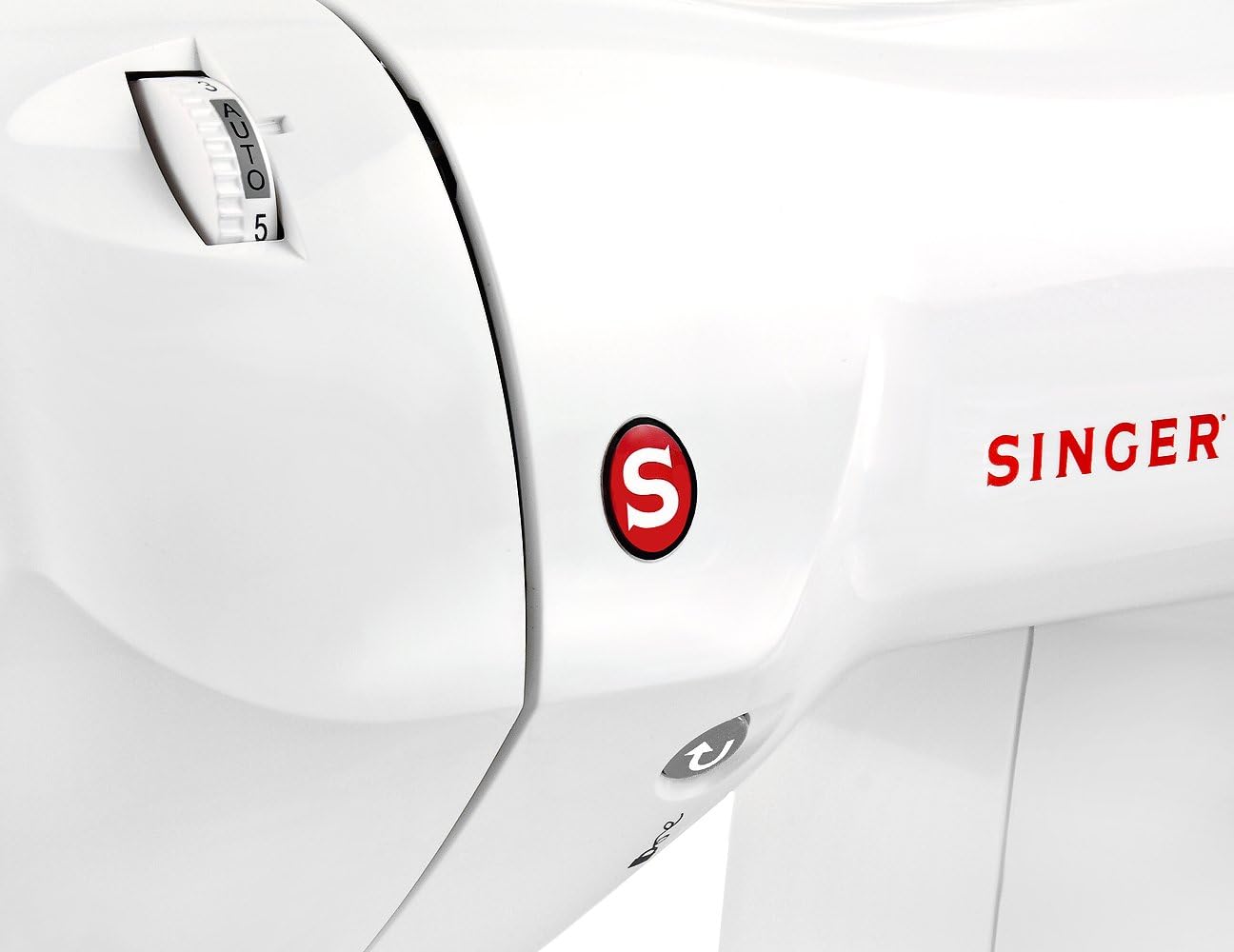 Close-up of feed dogs and needle plate on the SINGER Curvy 8763