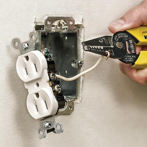 Miniatura 12 de Klein Tools 80152 Juego de herramientas para electricista con alicates, destornillador magnético, NCVT, pelacables y bolsa de herramientas Tradesman