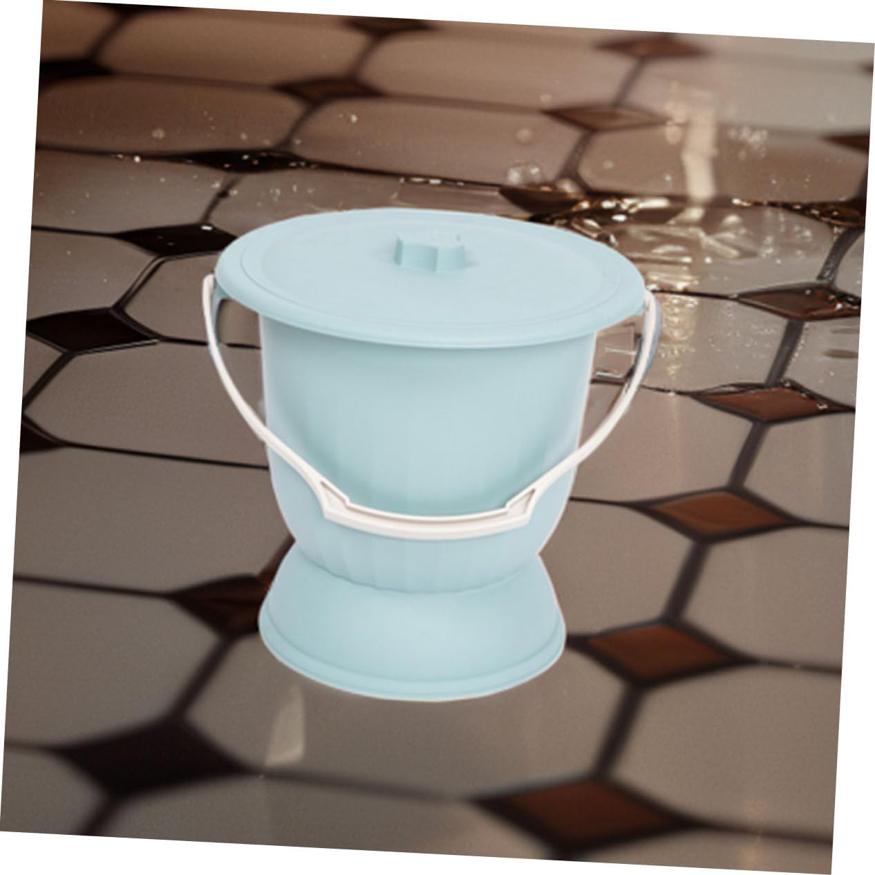 Portable Chamber Pot Lid Odor-Proof Urinal for Adults and Boys and Girls 1 Piece High-Quality Plastic Urinal for Bedroom Use Camping and Travel