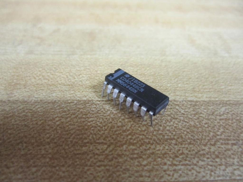 National Semiconductor CD4044BCN Integrated Circuit I8223 (Pack of 2)