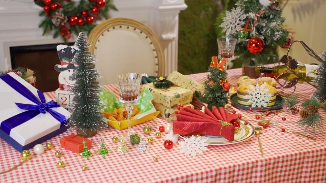 Kerst Servetringen Set van 12, Servethouder Ringen met Dennenappel Sneeuw Dennennaald Rode Bessen Kerst Ceder Rustieke Servetring voor Diner Tafel Bruiloft Feest Banket Festival Decor(Groente