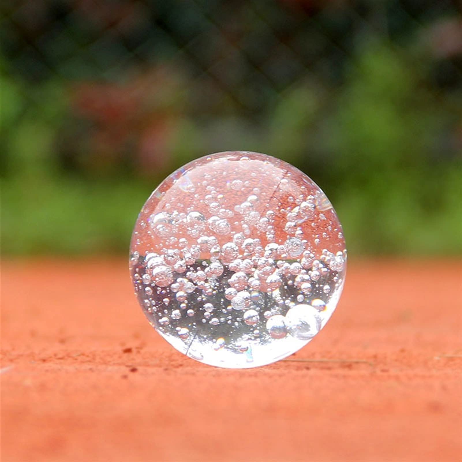 Boule de cristal décorative pour sublimer une fontaine miniature de salon ou un bureau zen