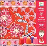 Kreatives Seidenmalerei-Set mit süßen japanischen Mustern von Djeco, Material: Seide/Metall/Kunststoff,Inhalt: 1 Boxrahmen (Breite 83 cm Länge 24 cm)/1 Schal/1 Rad mit perlenbesetzten Stecknadeln/5 Flaschen hitzefixierende Tinte/1 Pinsel/1 Anleitungsheft,Maße der Verpackung:  Länge 26.5 cm Breite 25 cm Höhe 3 cm/Maße Schal: Länge 83 cm Breite 24 cm,Altersangabe: ab 9 Jahren / Achtung: Nicht für Kinder unter 3 Jahren geeignet. Erstickungsgefahr aufgrund verschluckbarer Kleinteile.,