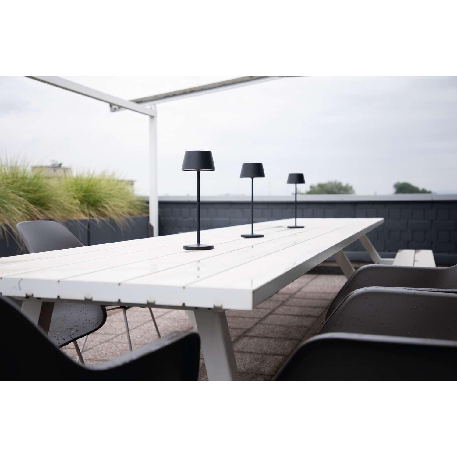 MAUL LED Akku Tischlampe MAULnina schwarz dimmbar kabellos IP54 | Warmweißes Ambientelicht, stufenlose Touch-Bedienung, flexibel aufstellbar, Kontakt-Ladestation, spritzwassergeschützt