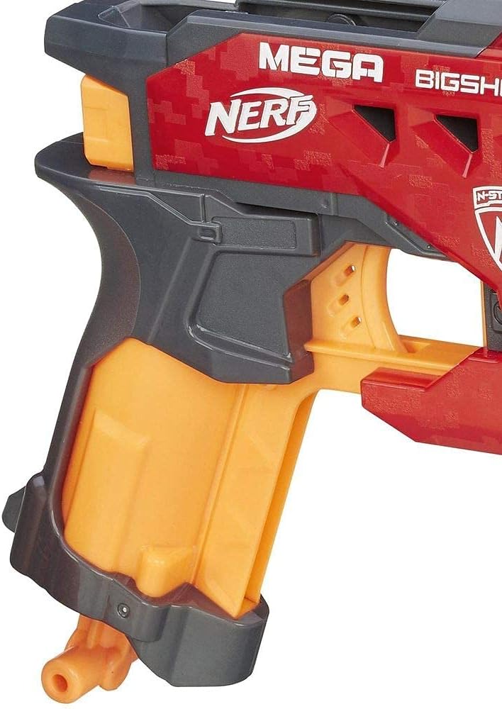 Nærbillede view of the Nerf Bigshot blaster's grip and priming handle.