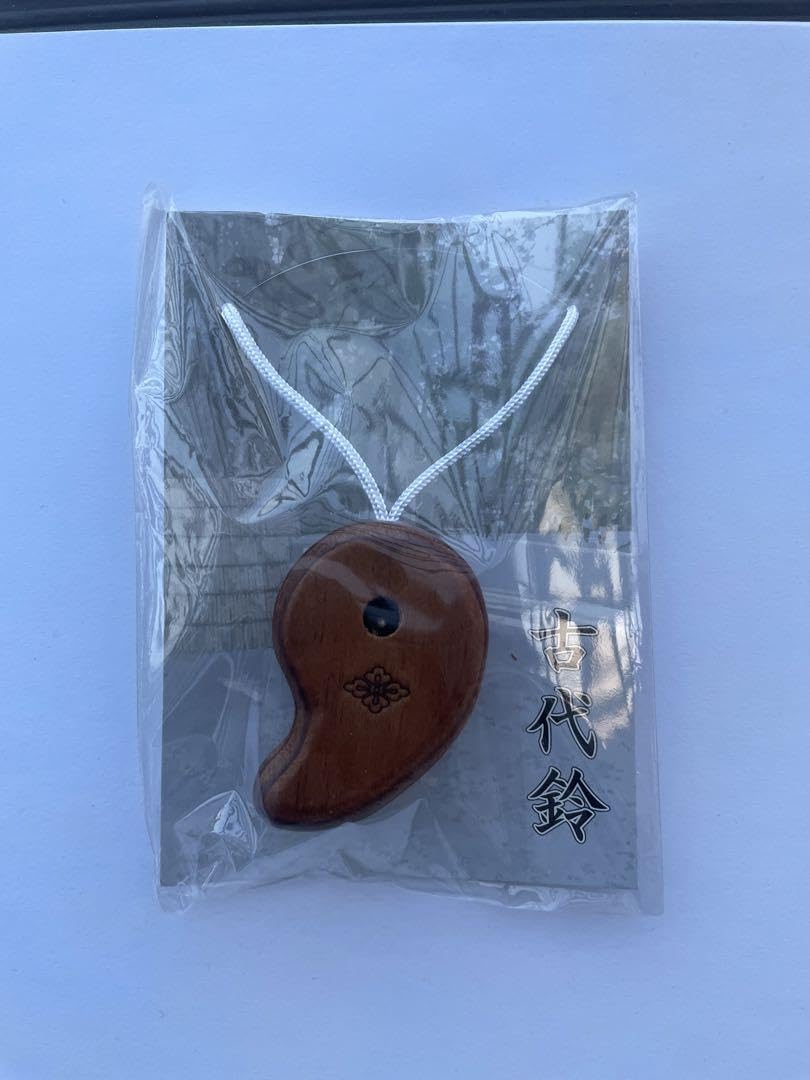 Amazon.co.jp: 伊勢神宮 古代鈴 勾玉 お守り 御守 : おもちゃ