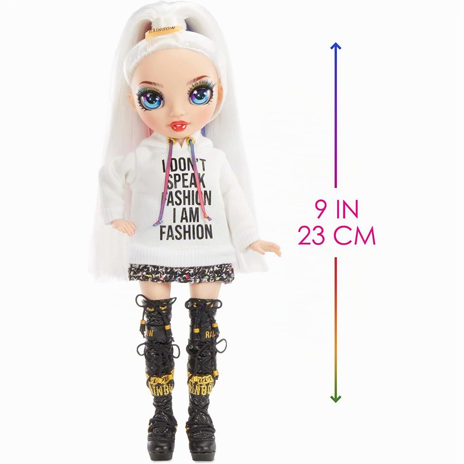 RAINBOW HIGH Junior High - Amaya Raine - Muñeca de Moda de 23cm con Ropa y Accesorios - Incluye Mochila de Tela «Abre y Cierra» - para coleccionar - Edad: 6+ años