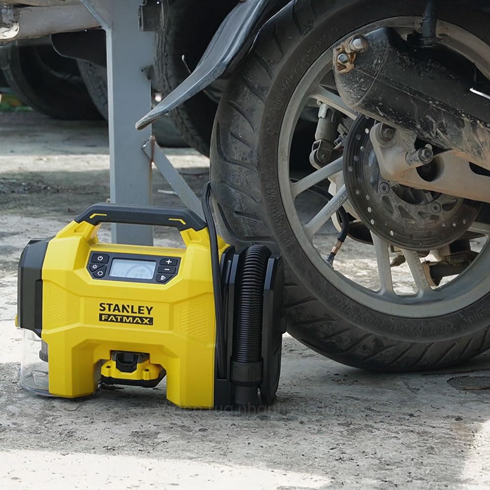 STANLEY SXVI02001 12Volt/18Volt 160 PSI Dijital Basınç Göstergeli Lastik & Yatak Şişirme Pompası + Araç Süpürgesi + Led Lamba (Akü Dahil Değildir)