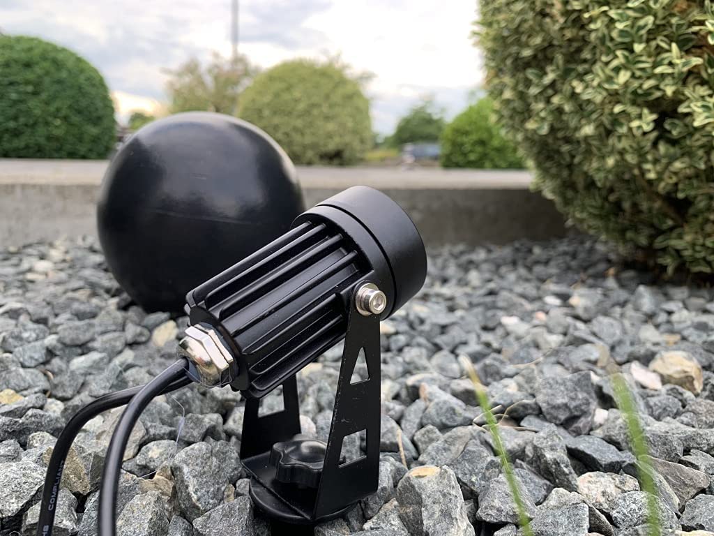 BOLD 5er Set LED Solarleuchten Garten - Solar Strahler Außen Warmweiß IP65 | Aluminium Gartenstrahler mit Erdspieß aus Metall, wechselbarer 18650 Li-Ion Akku, 70 Lumen, 9 Std. Licht am Gehweg