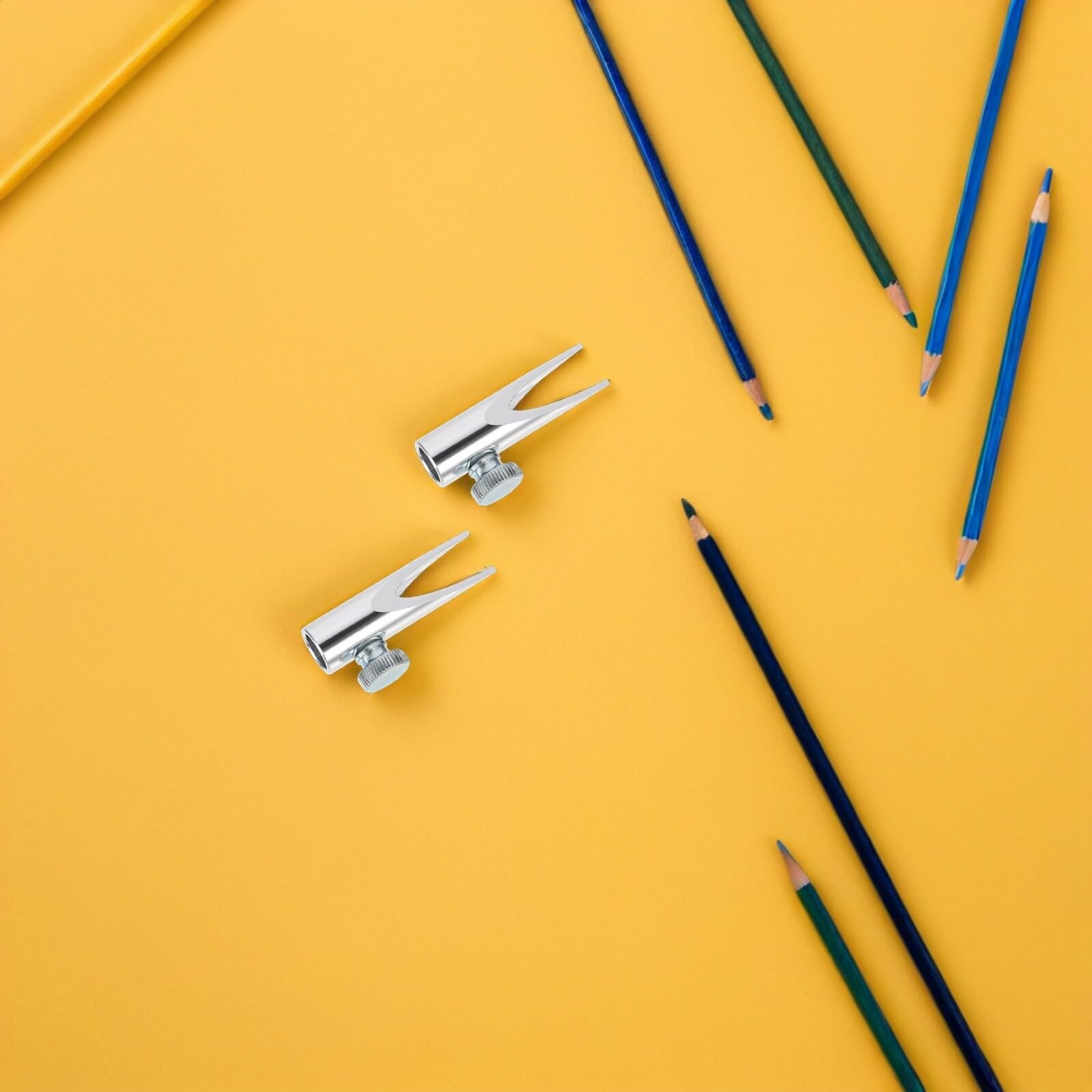 FRCOLOR 12stücke Anspitzer für Augenbrauenstifte und Stifte Tragbarer Make-up-anspitzer aus Aluminiumlegierung Geeignet für Schule Büro Skizzieren im Freien