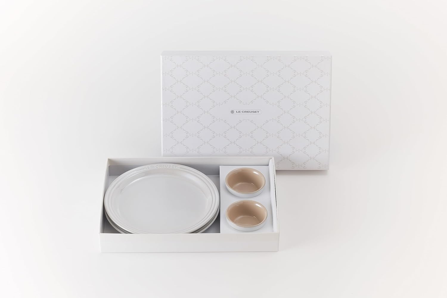 ル・クルーゼ(Le Creuset) ラウンド・プレート セット ホワイトラスター 皿19cm ラムカン 4点セット 耐熱 耐冷 電子レンジ オーブン 食洗器 対応 結婚祝い 記念日 ブライダル ギフト プレゼント 引出物 オーブン皿 耐熱皿 【日本正規販売品】