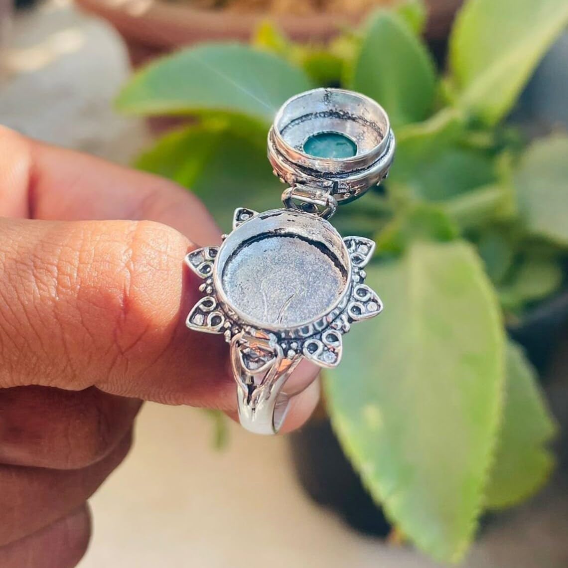 Emerald Ring, Poison Box Ring, Green Gemstone Ring, Poisoner Ring, Small Box Ring, Locket Ring, Oval Stone Ring, Vintage Style Ring, Boho Ring, Birthday Gifts, Raw Emerald Jewelry, Halloween Gifts