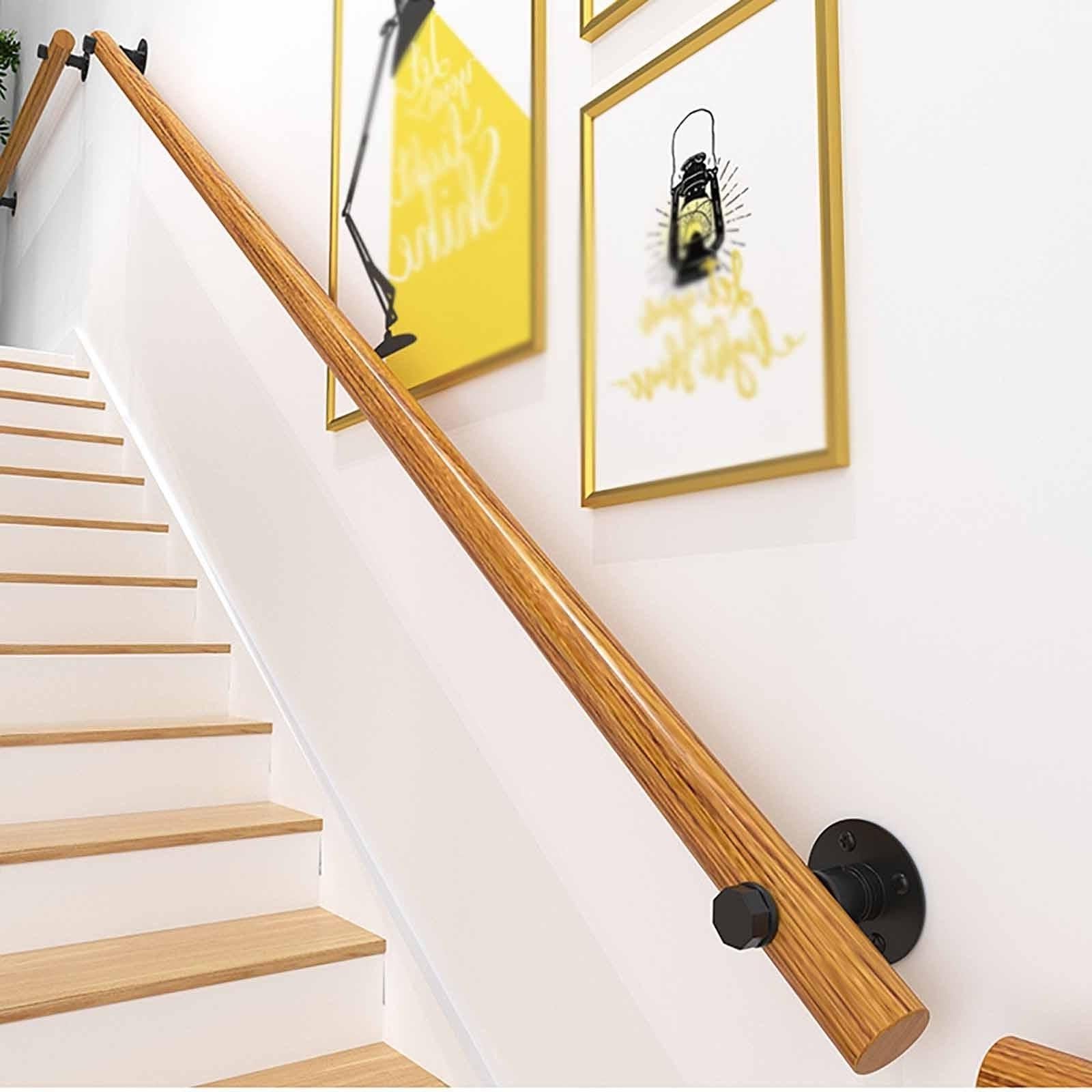 Rampe d'escalier intérieure en bois noble et son support mural design