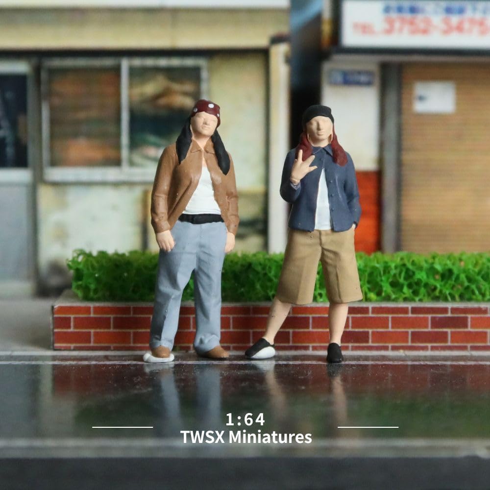 2pcs Cool Girl 1:64 Scale Macro Photography Models image 2