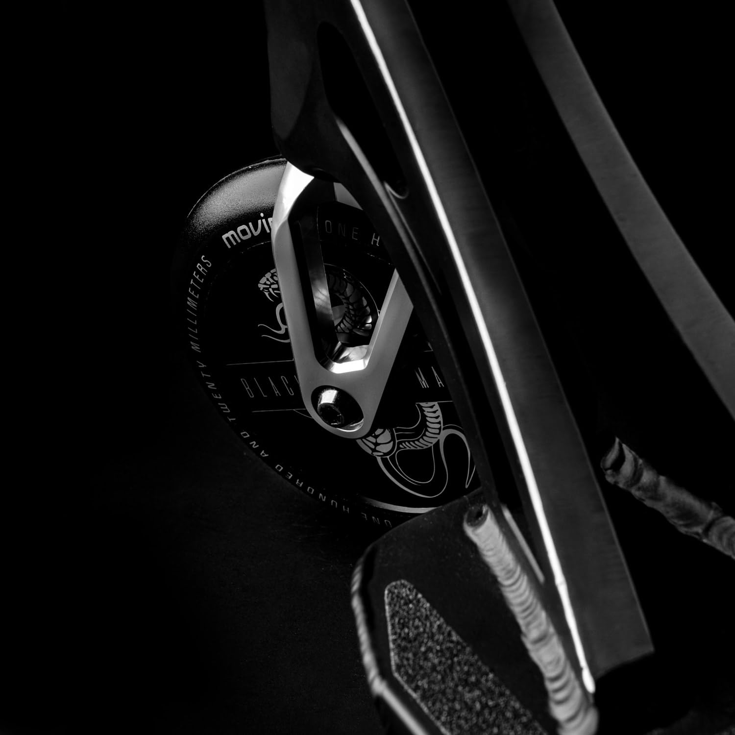 Movino Black Mamba Scooter, Sistema de compresión SCS, rodamientos sellados, Horquilla de Aluminio, Ruedas de Aluminio de 110 mm, Plataforma Grande de 56 x 13,5 cm
