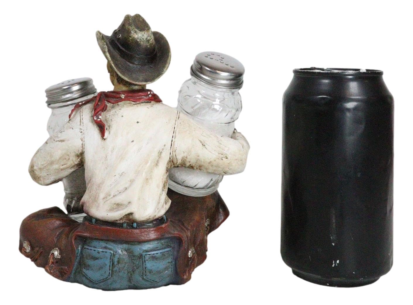 Ebros Gift Country Rustic Western Howdy Wrangler Cowboy avec chapes assis jambes croisées Salière et poivrière Ensemble de figurines de ferme Ranch Wild West Southwestern Old World Decor