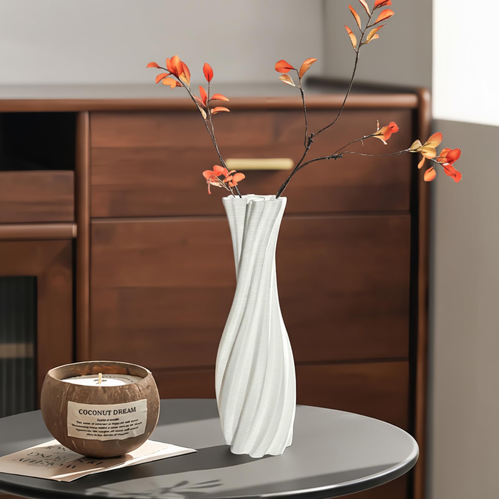 Vase en céramique blanche de forme irrégulière pour compositions florales stables