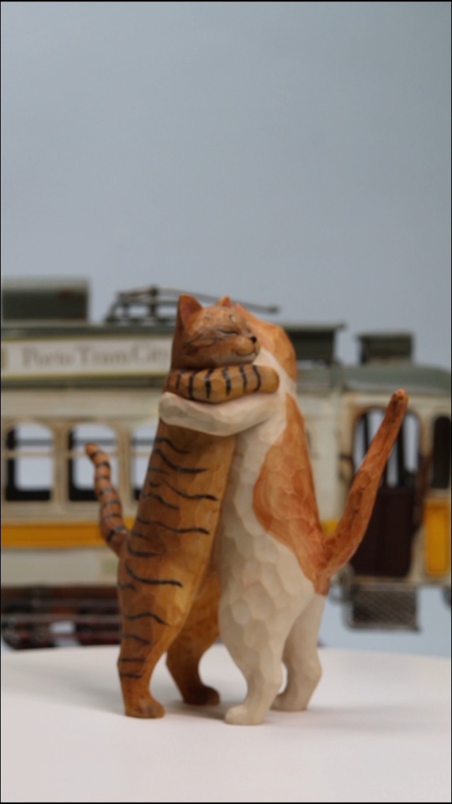 Estatua de gato abrazando con textura de madera miniatura 7