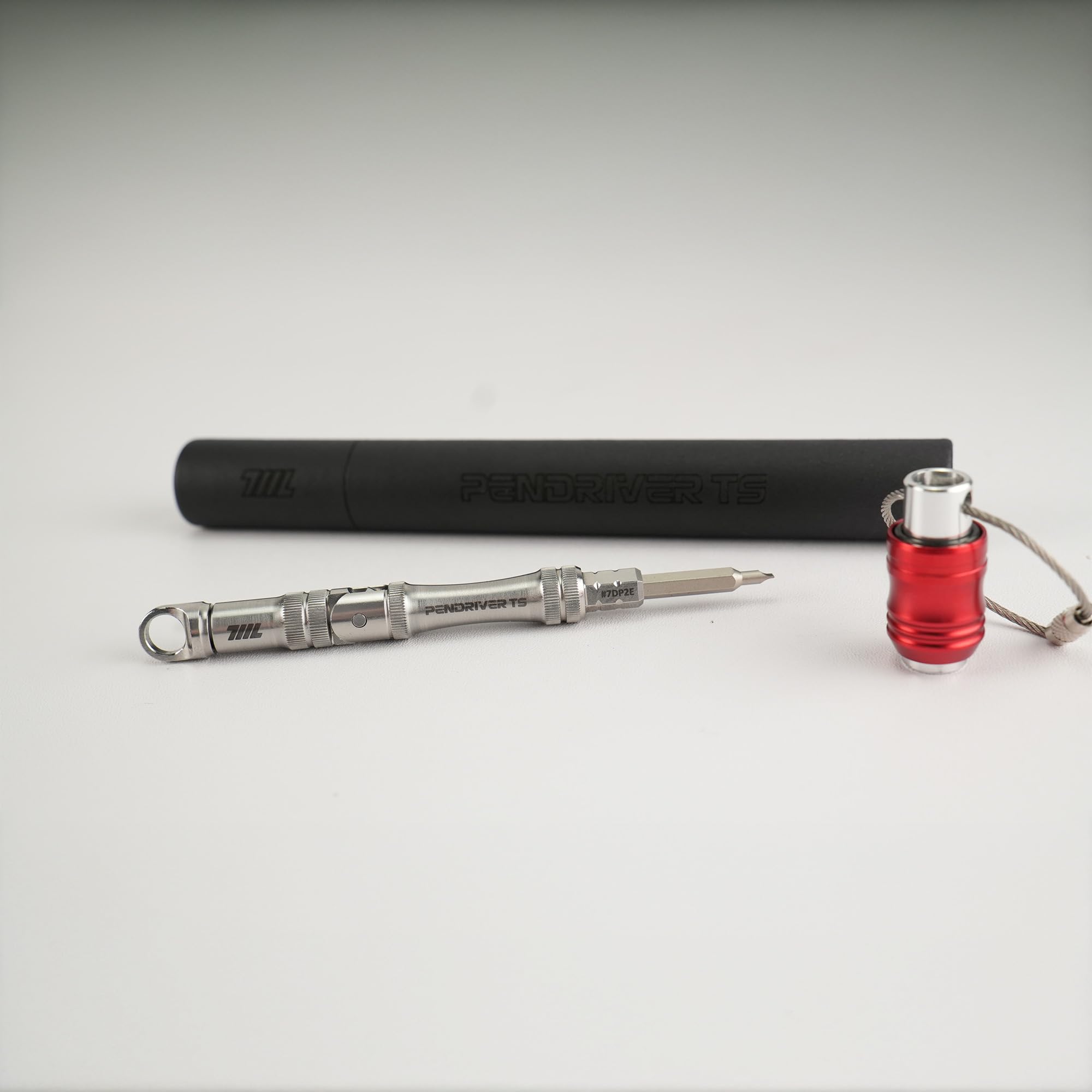 711L Pen Driver TS – kompaktowy wkrętak EDC ze składanym uchwytem w kształcie litery L i otworem na smycz | kompatybilny z bitami 4 mm i bitami dwustronnymi 1/10.2 cm | 7DP2E