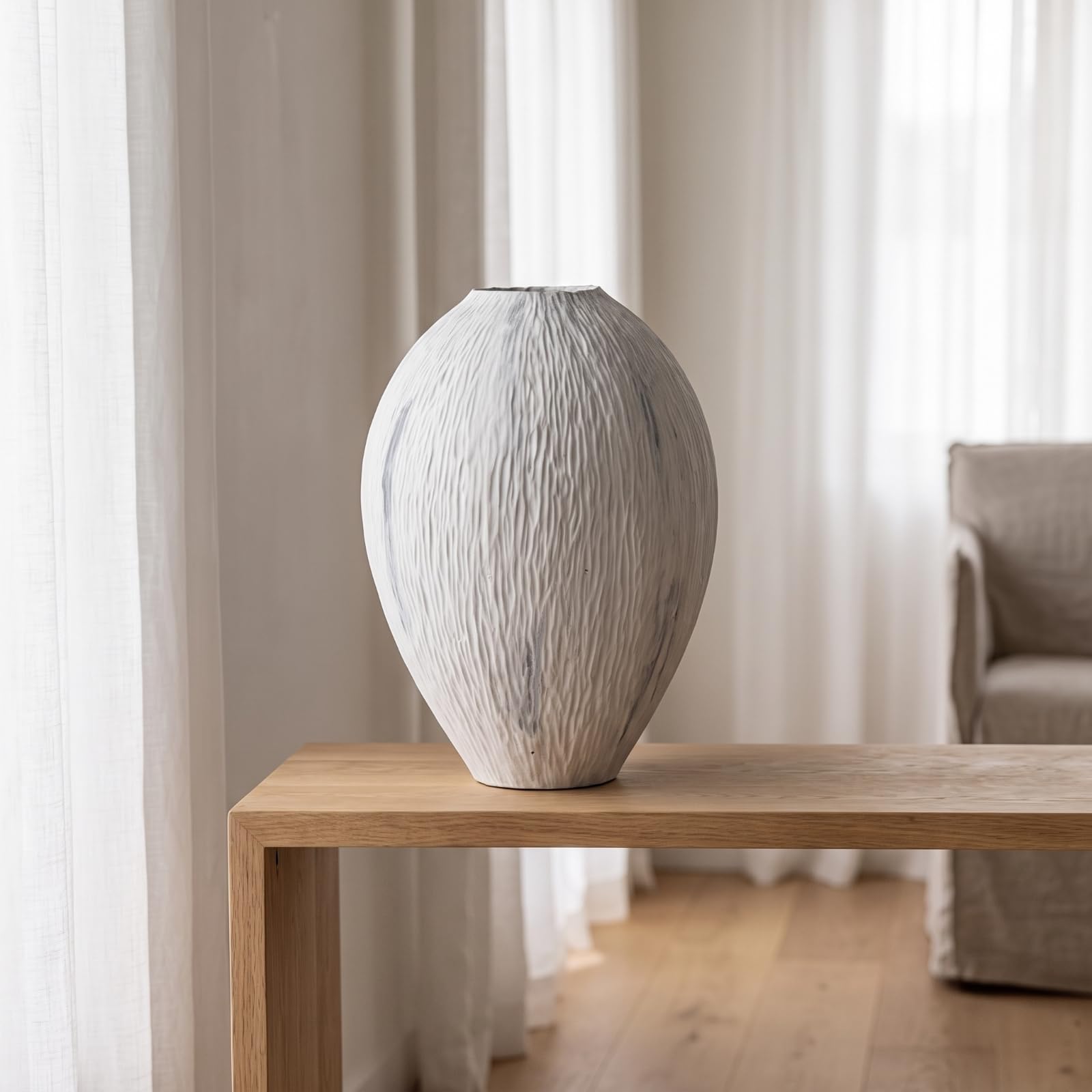 Jarrón de Cerámica Florero Botella Ornamento Superficie Estriada Hecha a Mano y Silueta con Cuello Estrecho Base Estable para Estanterías Recibidor, Blanco Grisáceo, 28.5 28.5 H40.5cm