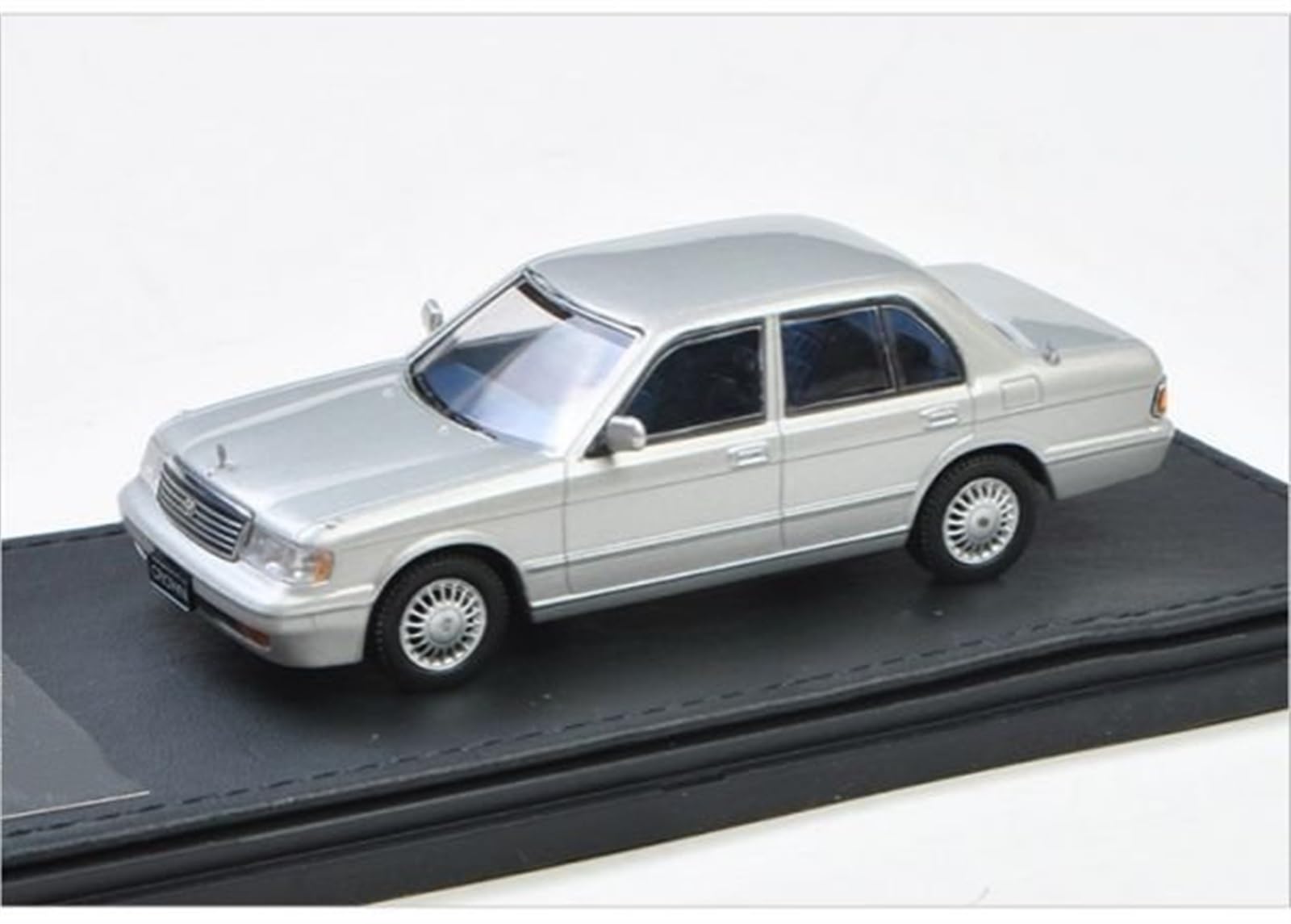 Amazon.co.jp: モデルカーのおもちゃ 1:43 トヨタクラウン JZS133