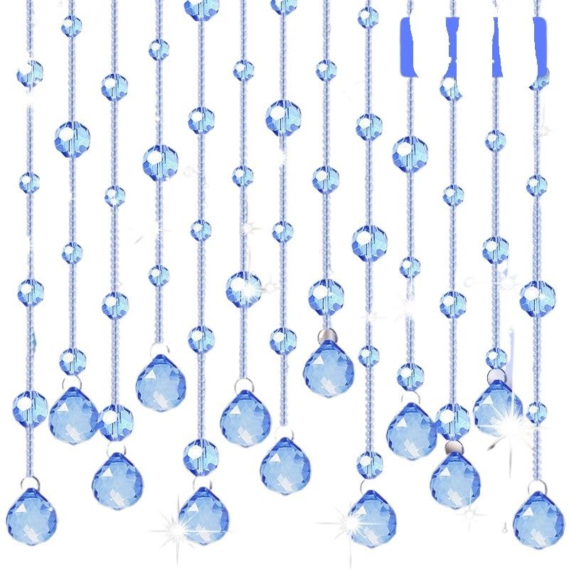 Rideau de perles de cristal contre les pièces sombres et sans vie