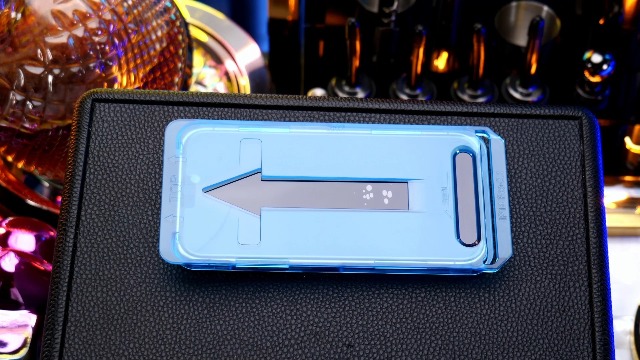 MAGIC JOHN 2 pellicole protettive per display per iPhone 15 Pro (6,1 pollici), anti-luce blu, HD trasparente, eliminazione della polvere dell'auto, vetro temperato 9H e antigraffio, copertura completa