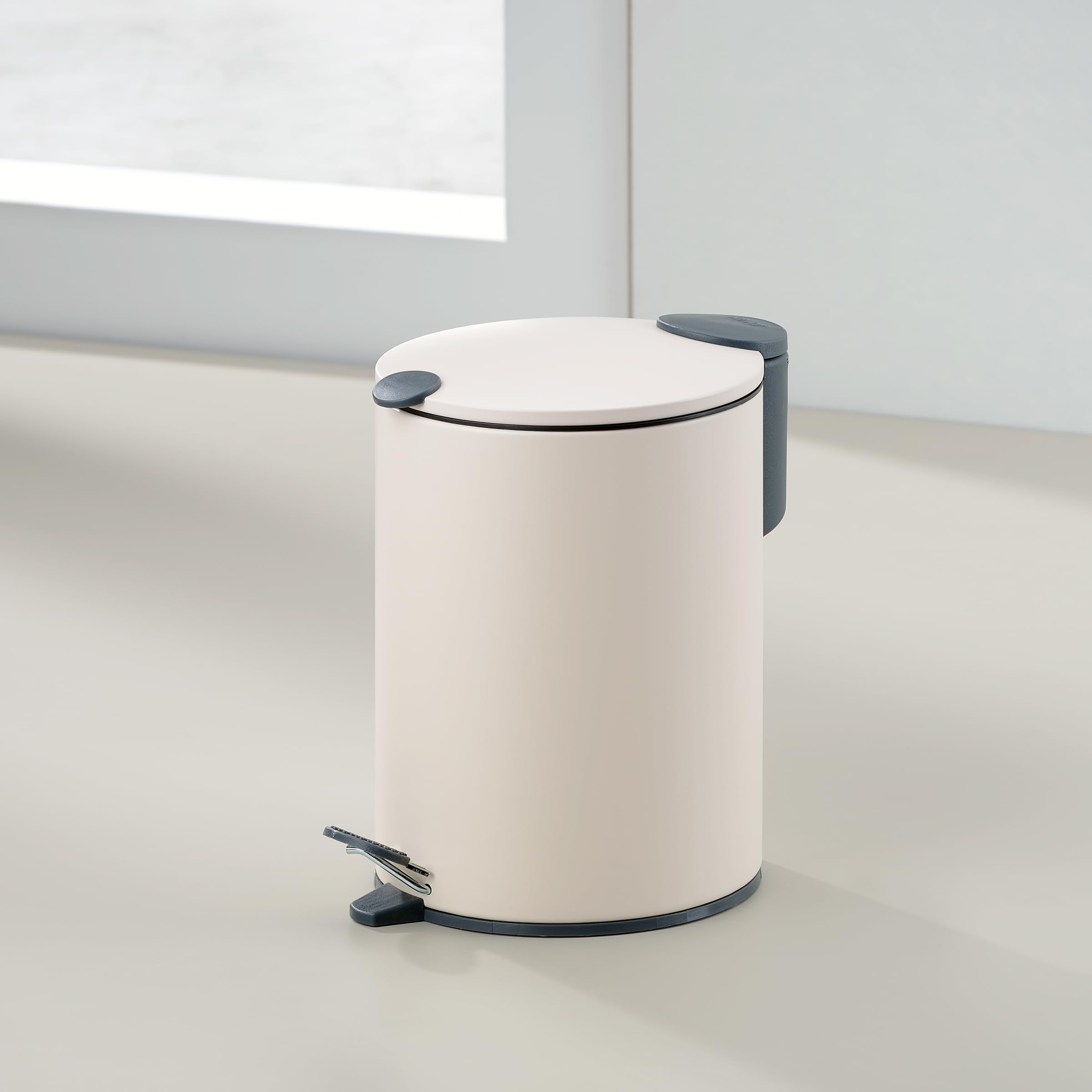 kela Secchio per cosmetici 3 l beige opaco, coperchio con chiusura silenziosa, pattumiera a pedale per bagno MATS, pattumiera da bagno con secchio interno e manici per il trasporto