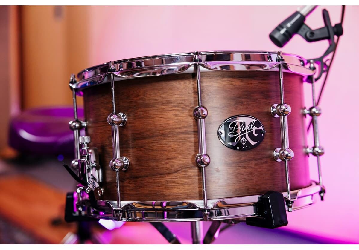 Dixon Artisan Signature Snare 14"x8" PDSAN814GBU - Bissonette Gregg "Big Bud" - Caldaia a 6 strati in noce/acero, tappeto a 42 spirali, Remo Felle, Deluxe Tube Lugs, Power Hoops