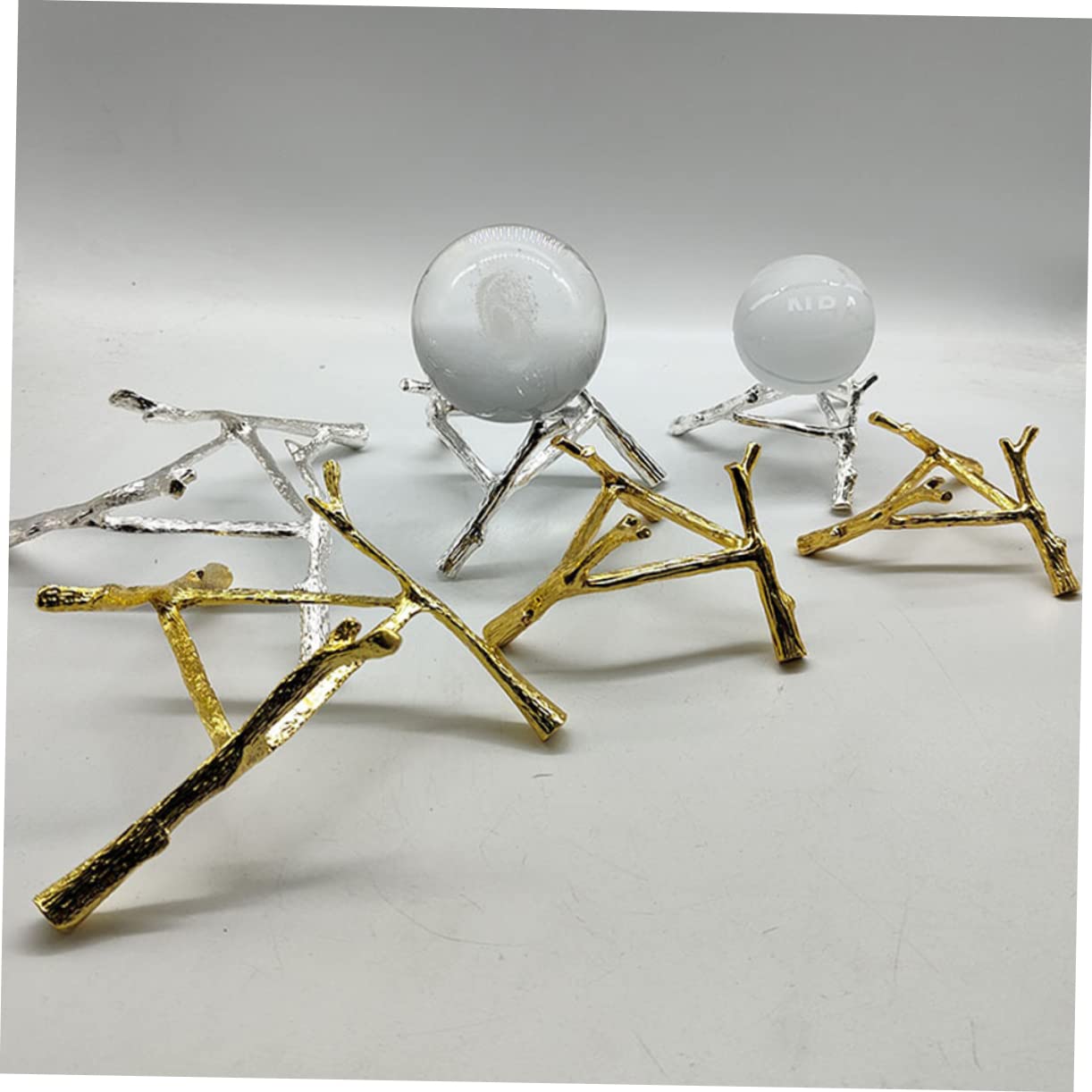 Amazon｜DECHOUS くりすたるボールスタンド 金属製三角ディスプレイ