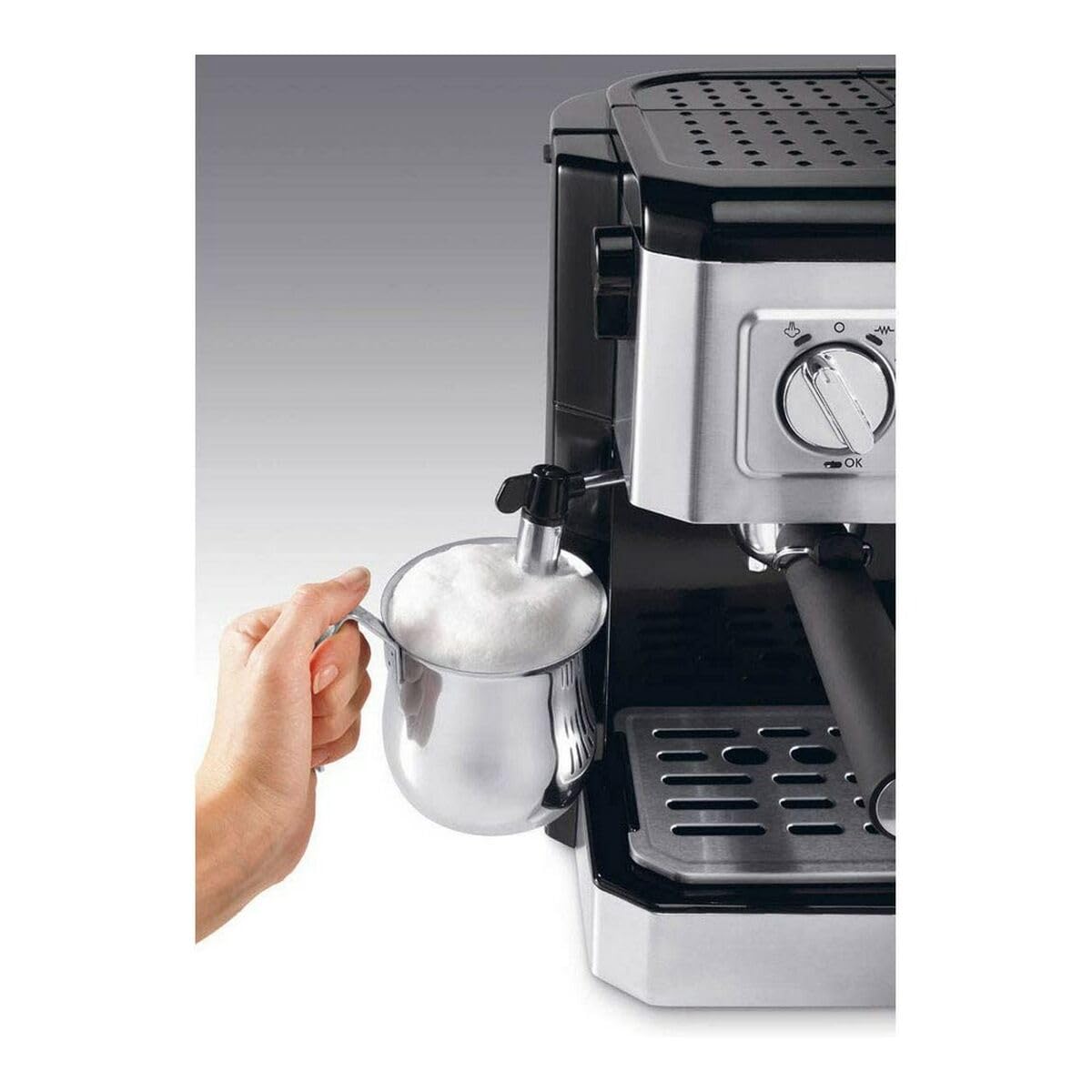 Macchina da caffè combinata De'Longhi BCO 421.S — macchina da caffè con portafiltro espresso e funzione filtro con beccuccio per schiumare il latte, caraffa in vetro e sistema di filtraggio dell'acqua