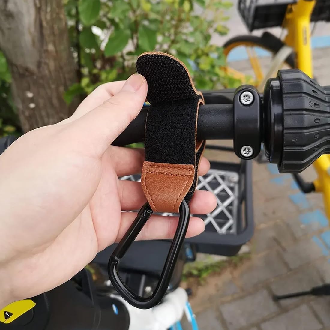 2 Pezzi Ganci Passeggino, Pelle Ganci, Gancio per Borsa Spesa, Ganci per Passeggino Universale, Moschettoni per Carrozzina, Per Carrozzina Bici Auto Carrello Appendi Sacchetti (Marrone/scuro)