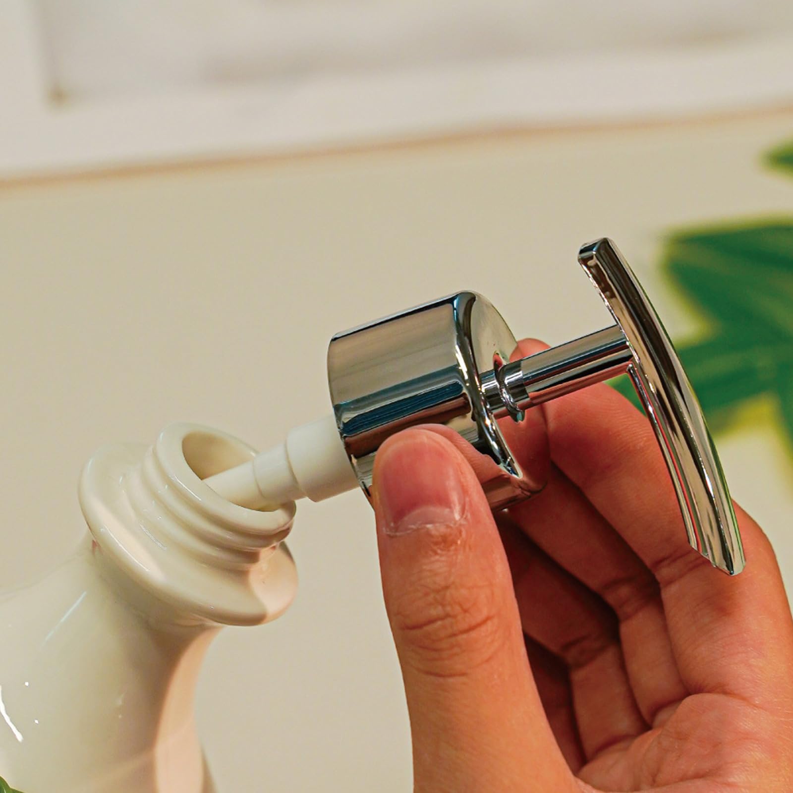 Dispensador de jabón de cerámica con Relieve Floral, Botella de de loción de baño, decoración de mostrador de Flores de Valle para Lavabo, baño de Invitados, dispensador de jabón de de