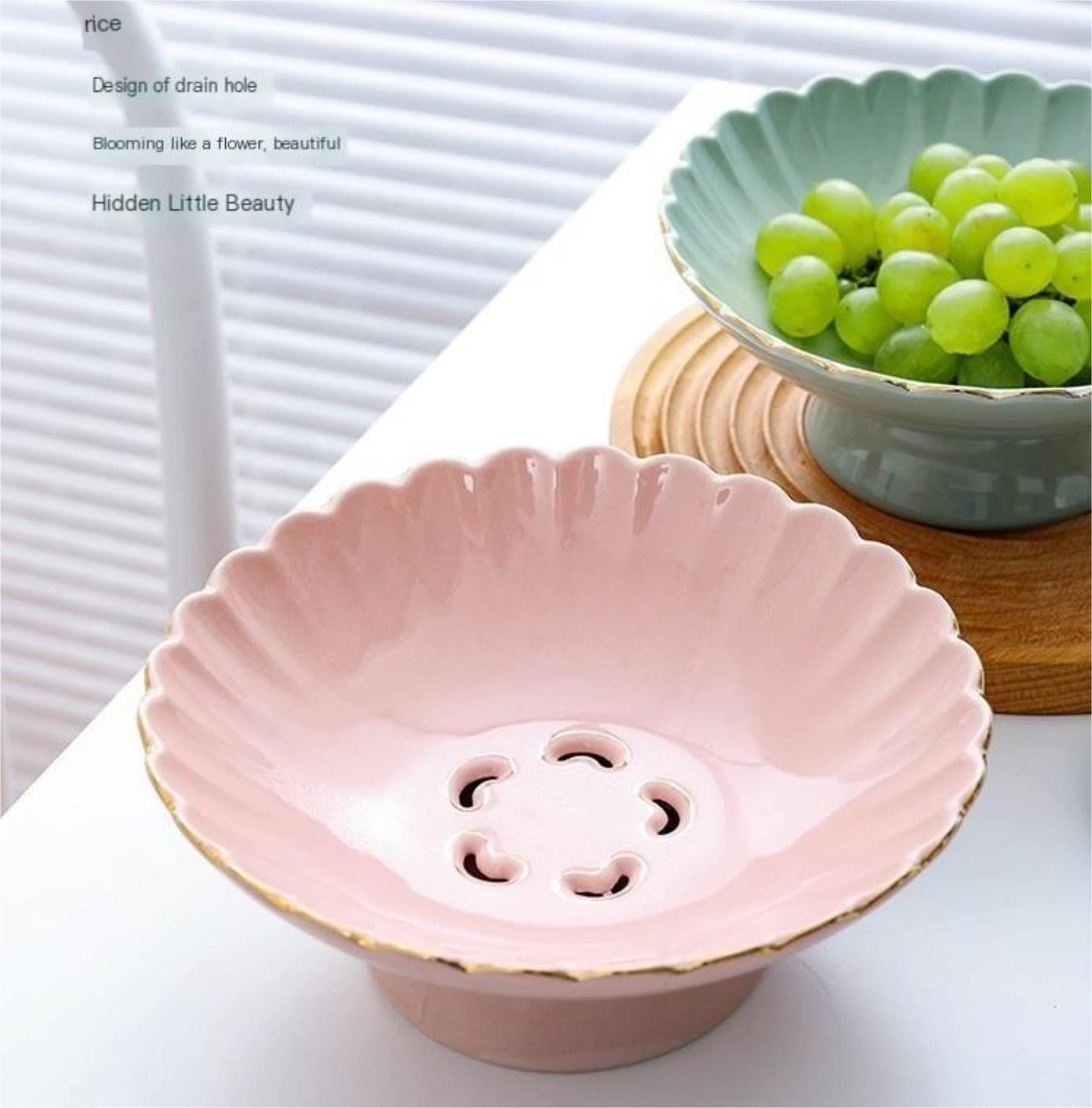 Frutta Estiva In Blu E Con Frutta In Ceramica Ciotola, Con Una Selezione Di Mirtilli Lamponi Fragole E More 135886704