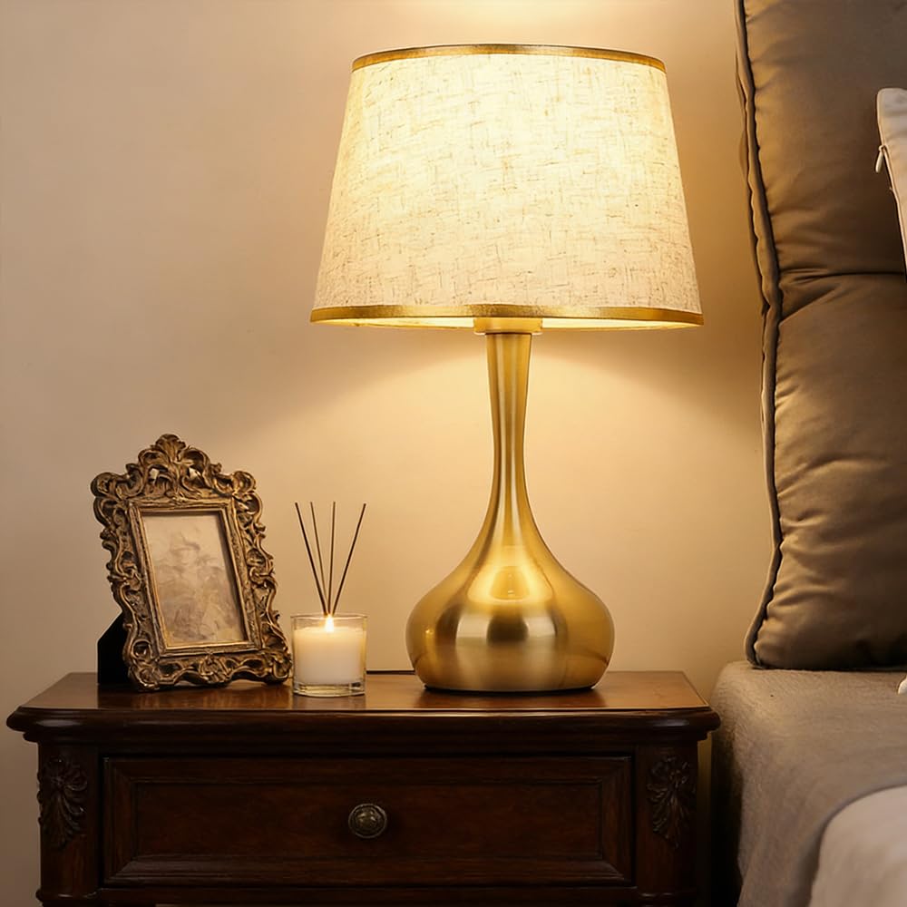 Lampada da Tavolo Oro in Metallo Satinato e Paralume in Tessuto Bianco Luce con Attacco E27 e Paralume in Stoffa Dorata Lampada da Comodino E27 Lampada da Scrivania Soggiorno Camera da Letto (Bianco)
