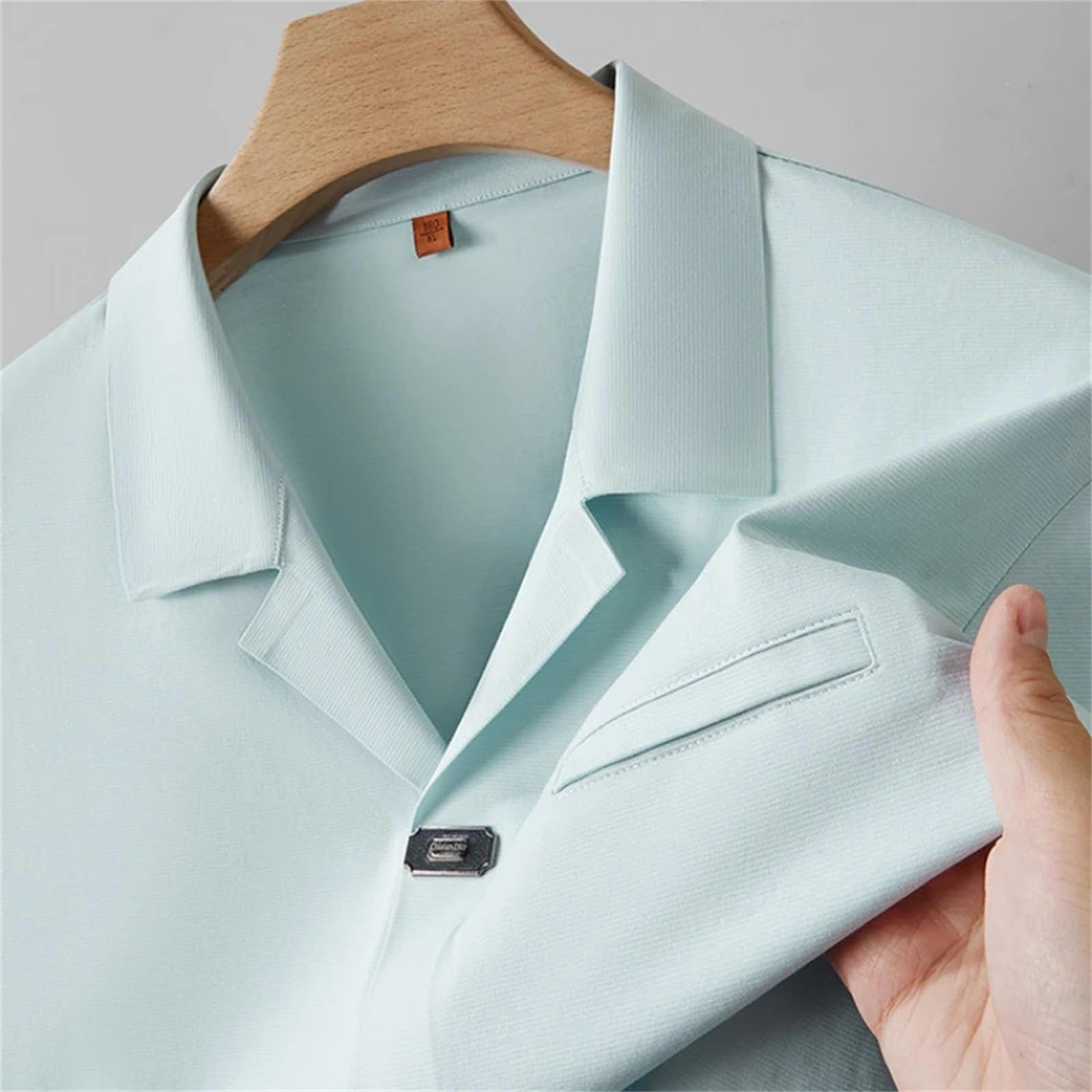Polo de algodón clásico para hombre, color negro y azul cielo, cuello abotonado, bolsillo en el pecho, tops sin cierre