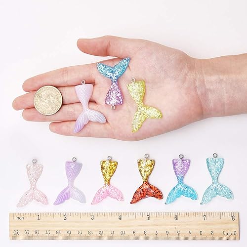 Miniatura 7 de SUNNYCLUE 40 dijes de cola de sirena de resina con parte trasera plana con polvo de purpurina para verano con cola de pez de océano para hacer