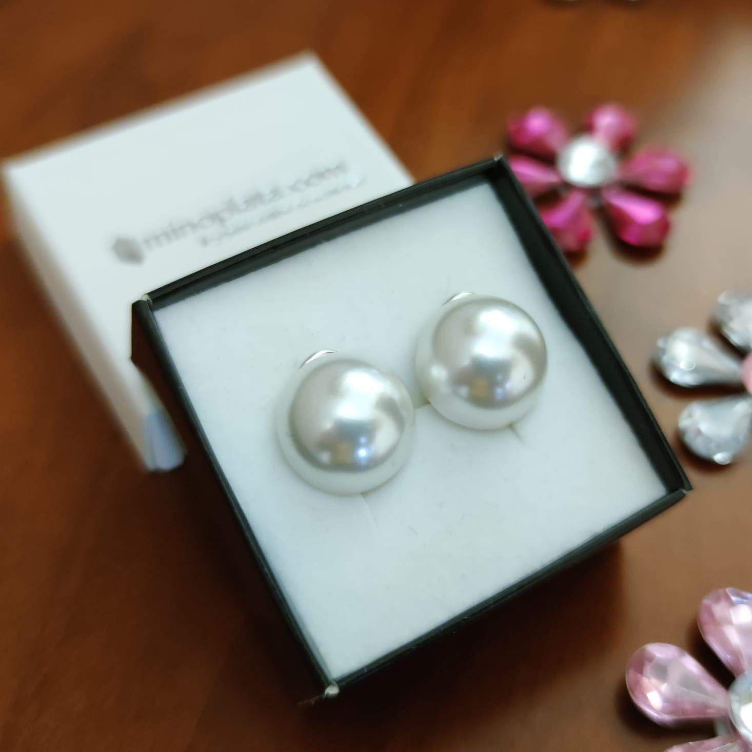 Pendientes de Plata de ley chapada en Oro media Perla sintética 14mm cierre omega