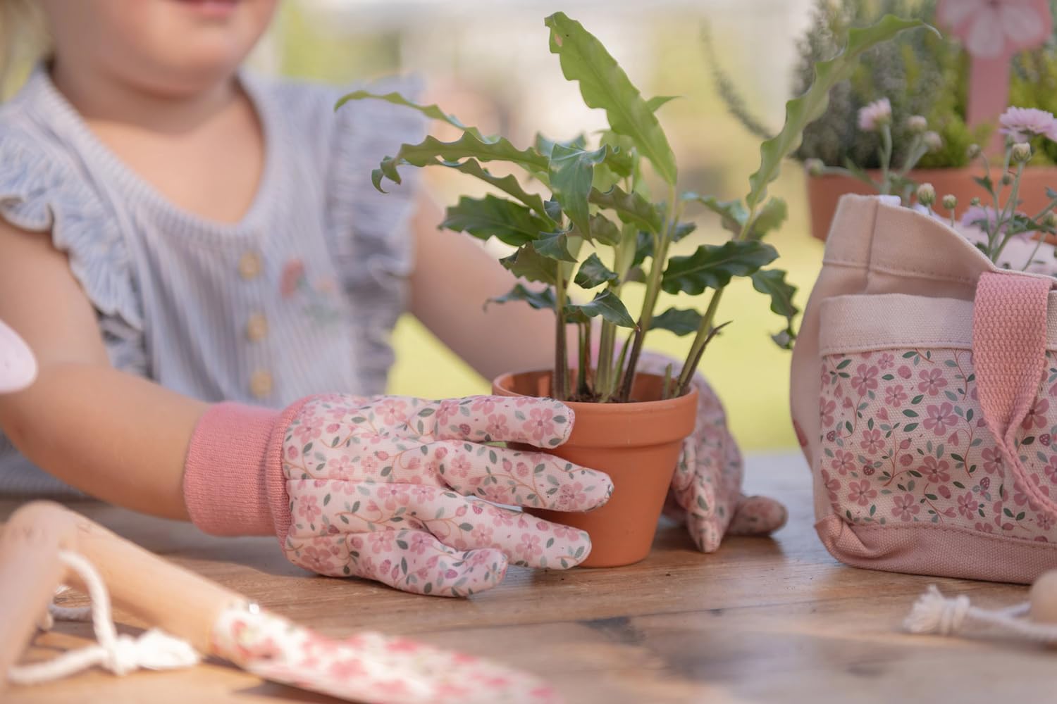 Little Dutch Gartengeräte Set - Gartenspielzeug für Kinder - inklusive Tasche, Handschuhe, Gießkanne, Schaufel, Harke, Pflanzenstecker - 10-teilig - Fairy Garden rosa
